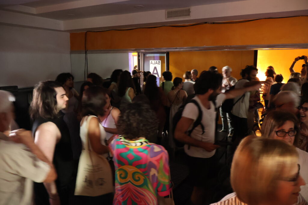 Evento culturale al Quindilab per la festa di inizio stagione. Tante persone felici di incontrarsi e curiose dei corsi e laboratori proposti.